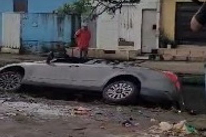 Carro cai dentro de córrego e é retirado por guincho no bairro da Levada, em Maceió
