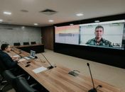 Por meio de videoconferência, Renan Filho conversa com o comandante Gadelha