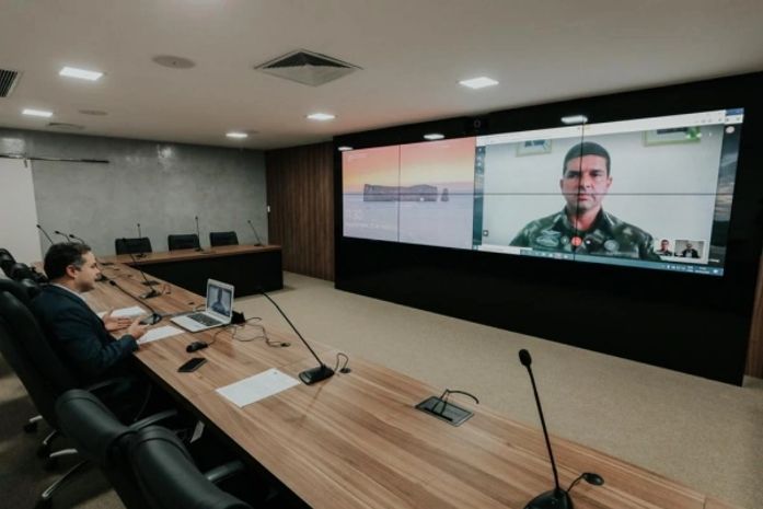 Por meio de videoconferência, Renan Filho conversa com o comandante Gadelha