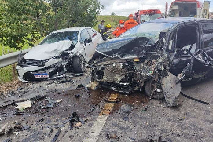 Colisão frontal entre carros deixa quatro feridos na BR-316, em Maribondo
