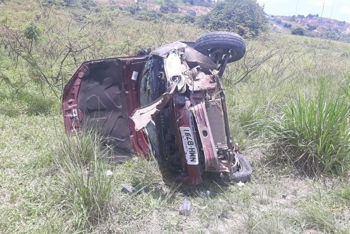 Duas pessoas ficam feridas em capotamento na AL-105, em Porto Calvo