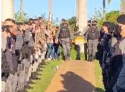 Vídeos: Corpo de policial morto em assalto é levado em cortejo pelas ruas e sepultado em Arapiraca