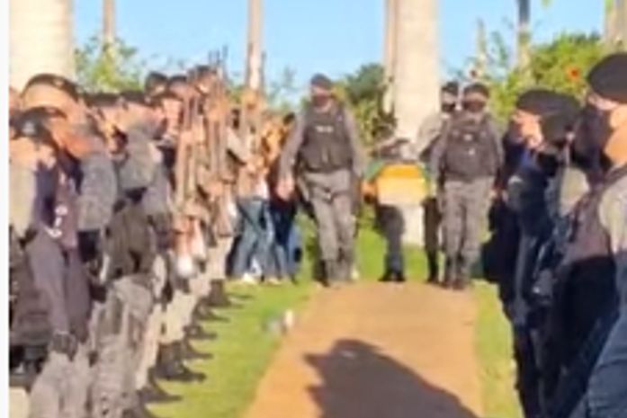 Vídeos: Corpo de policial morto em assalto é levado em cortejo pelas ruas e sepultado em Arapiraca