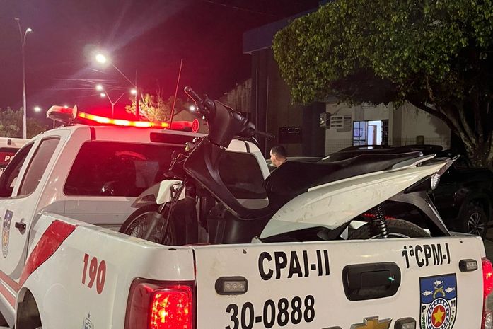 PM desarticula ponto de desmanche de veículos e apreende duas armas de fogo