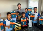 Crianças do Parque Biblioteca produzem telas inspiradas no pôr do sol da lagoa Mundaú