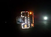 Motorista fica ferido após caminhão tombar e espalhar 100 cilindros de amônia na BR 216; veja vídeo