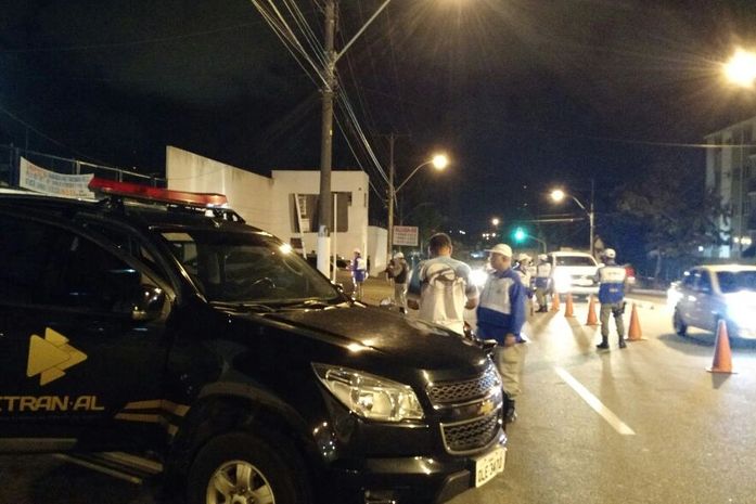 Lei Seca: Cinco são presos e seis carros são recolhidos