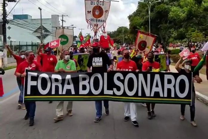 Manifestantes realizam ato contra Bolsonaro, em Maceió