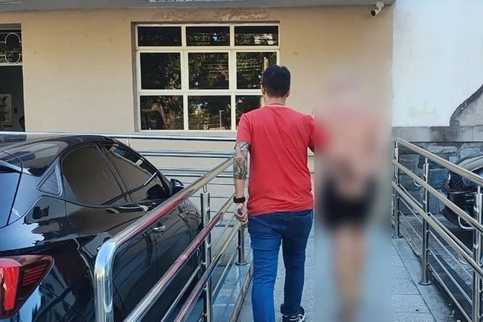 Professor é preso após trocar notas altas por fotos íntimas de alunos