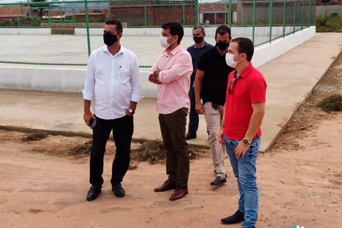 Prefeito Marlan e o secretário Antonio Martins inspecionam construção de creche no Mamoeiro