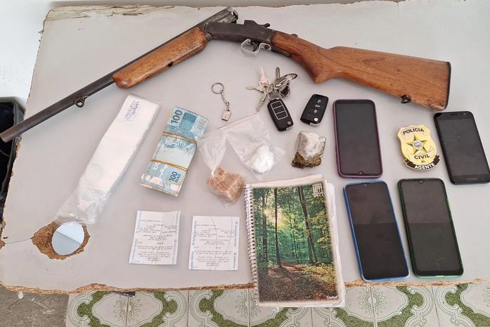 Dupla é presa no Agreste em operação contra o tráfico; polícia apreende armas, drogas e carros clonados