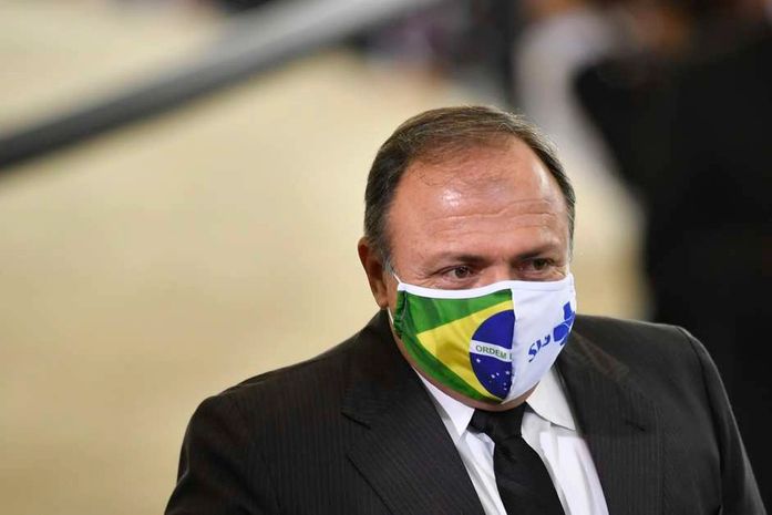 "Janeiro a gente começa a vacinar todo mundo", diz Pazuello