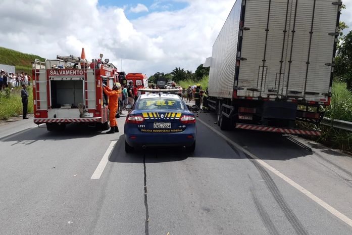 Homem fica preso às ferragens após colisão entre caminhões, na BR-101