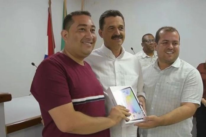 Prefeito Marlan Ferreira entrega 73 tablets a Agentes Comunitários de Saúde