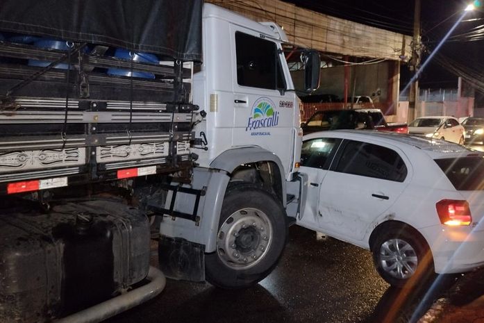 Carro é atingido na lateral e arrastado por alguns metros em colisão com caminhão no Agreste