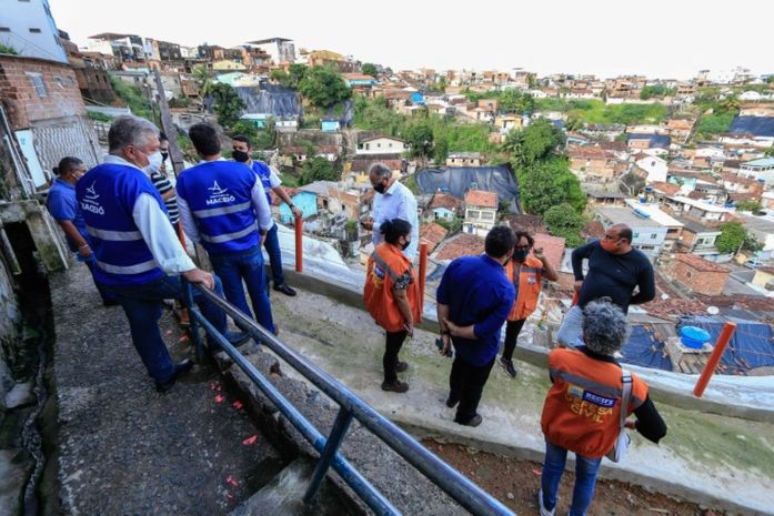 Representantes da Prefeitura visitam encostas para acompanhar prevenção de deslizamentos em Recife