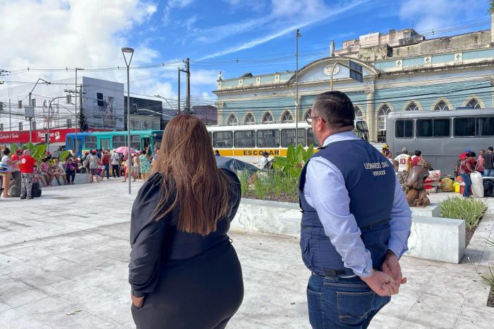Leonardo Dias flagra ônibus escolares transportando sem-terra para invasões em Maceió