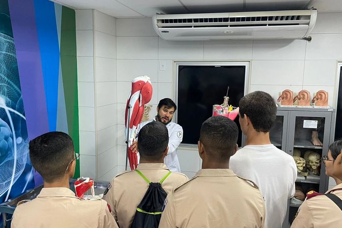 Para ajudar na escolha do curso superior, estudantes participam de Feira das Profissões
