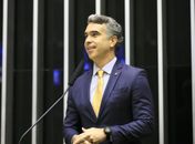 Deputado Rafael Brito comemora anúncio do presidente Lula sobre poupança para alunos do Ensino Médio