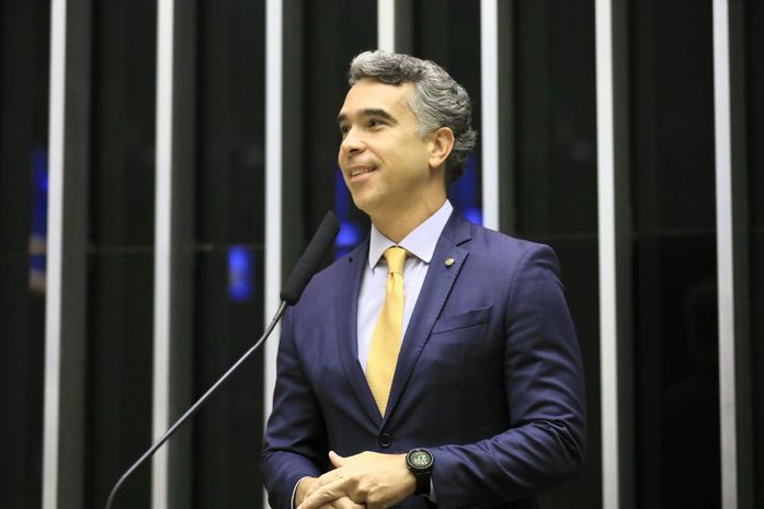 Deputado Rafael Brito comemora anúncio do presidente Lula sobre poupança para alunos do Ensino Médio