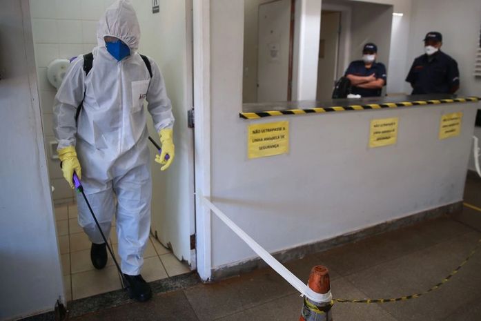 Número de casos de covid-19 sobe para 7.910 e mortes chegam a 299