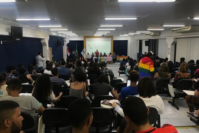 Primeira conferência LGBTI+ debate democracia e direito à diversidade sexual.