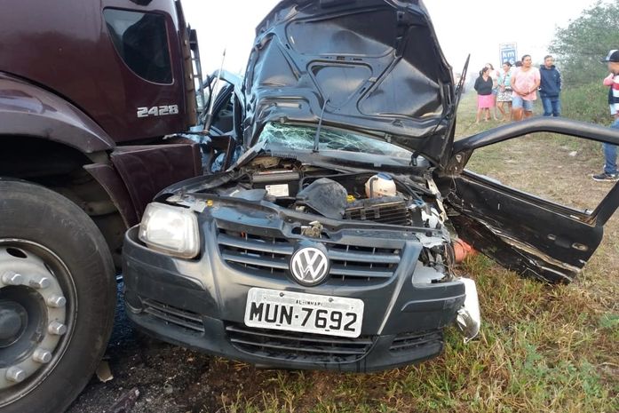 Carro era ocupado por cinco pessoas; dois morreram