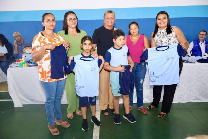 Prefeitura entrega mais de 11 mil fardamentos e livros para estudantes da Rede Municipal