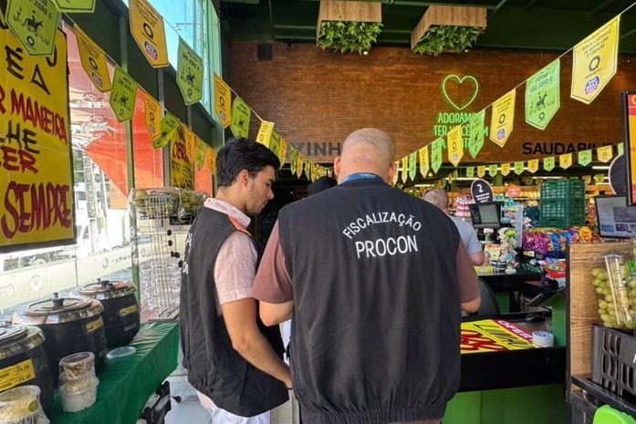 Carnes e laticínios estragados: supermercado de Maceió é autuado após vistoria