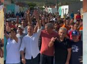 Prefeito Mandú sendo prestigiado no povoado por lideranças e populares 