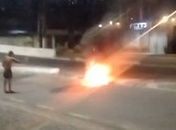 Moto pega fogo e deixa dois feridos na Avenida Álvaro Calheiros