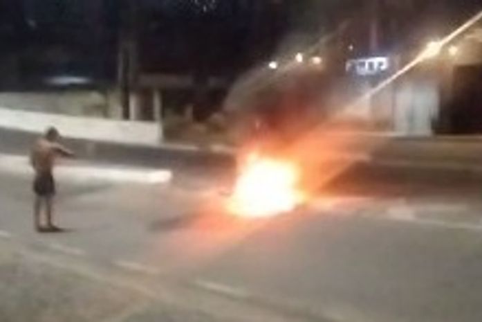 Moto pega fogo e deixa dois feridos na Avenida Álvaro Calheiros