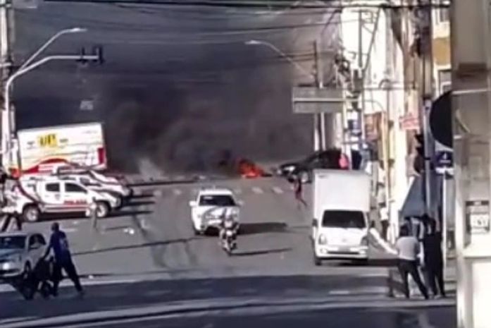Manifestantes interditam Ladeira dos Martírios e provocam congestionamento no Centro; veja vídeo