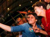 Dilma e uma eleitora no 'selfie'