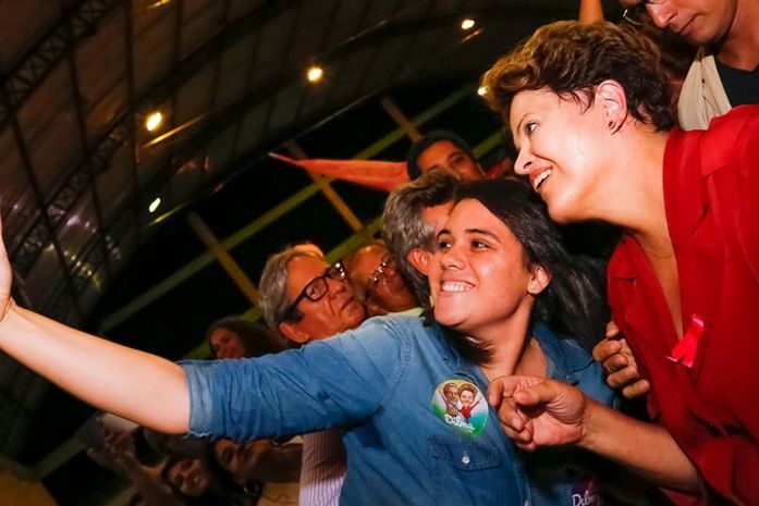 Dilma e uma eleitora no 'selfie'