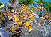 Grupos de amigos se reúnem para levar alegria e irreverência para prévias de carnaval em Maceió