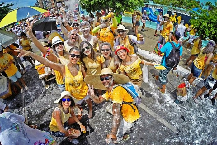 Grupos de amigos se reúnem para levar alegria e irreverência para prévias de carnaval em Maceió