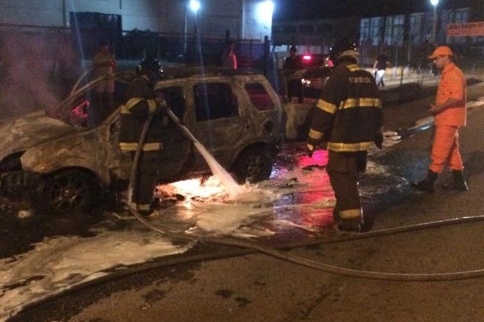 Veículo fica totalmente destruído durante incêndio na Durval de Góes Monteiro