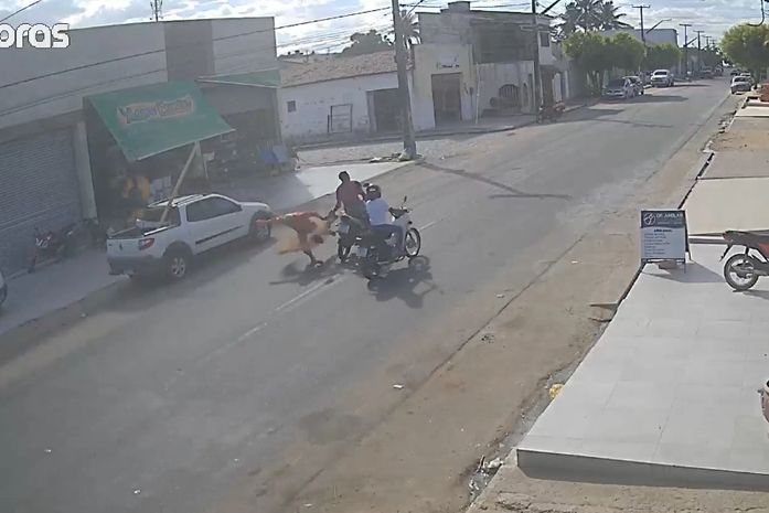 Idoso fica ferido ao tentar atravessar rua e ser atropelado por moto no Agreste