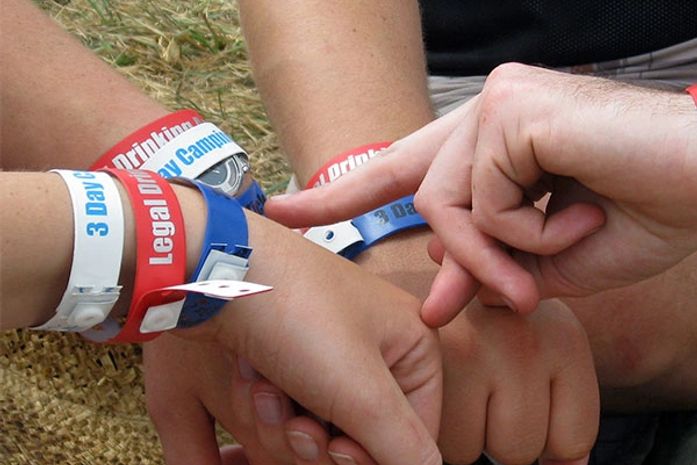 Organizadores de eventos em AL devem disponibilizar pulseira de identificação para crianças, determina projeto
