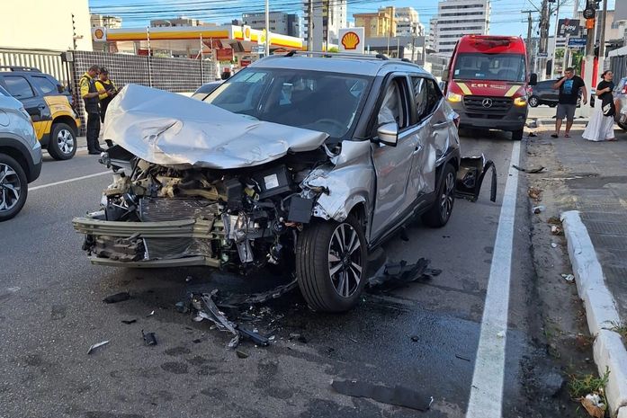 Colisão entre veículos deixa três feridos na Jatiúca, em Maceió