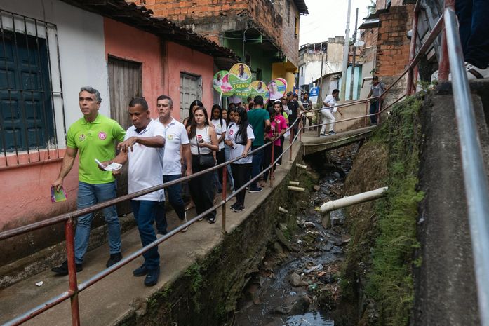 Rafael Brito percorre a Grota das Piabas e propõe melhorias na limpeza da cidade