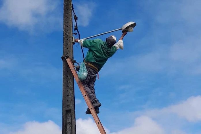 Prefeitura de Branquinha realiza serviços de iluminação, aração de terras e melhorias nas estradas