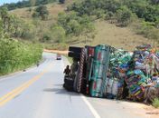 Caminhoneiro fica ferido após tombamento em Flexeiras