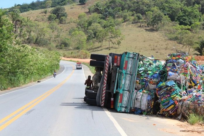 Caminhoneiro fica ferido após tombamento em Flexeiras