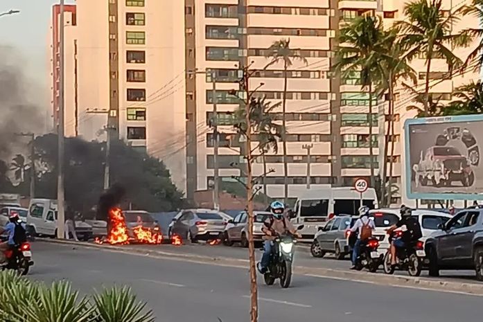 Pais de estudantes da rede municipal de Maceió realizam protestos por retorno do transporte escolar