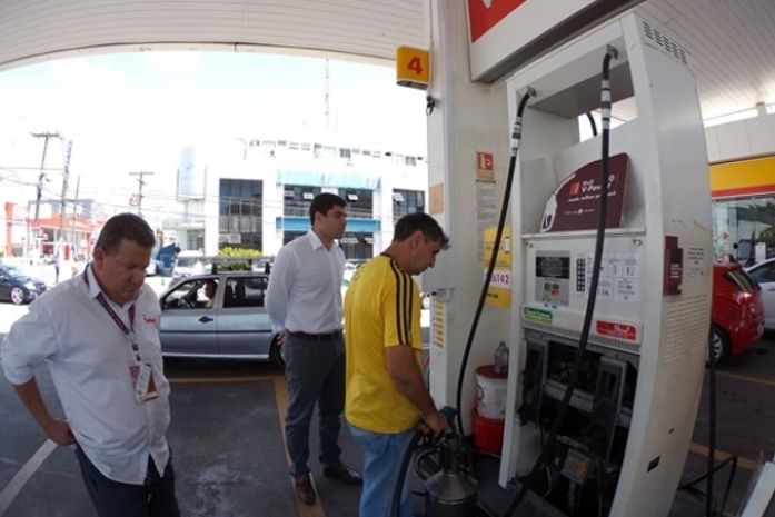 Técnicos do Inmeq fiscalizam bombas nos postos de combustíveis