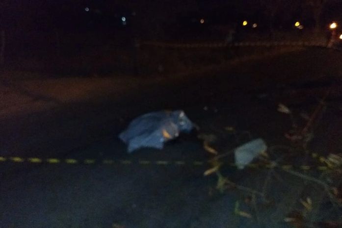 Carro e bicicleta colidiram frontalmente. Ciclista morreu e condutor do carro deixou o veículo e fugiu do local.