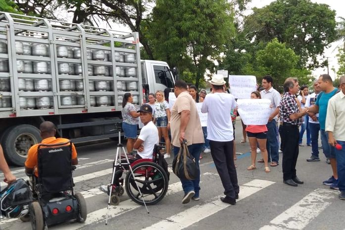 Contra delimitação da circulação de ônibus, passageiros fecham Avenida Durval de Góes Monteiro