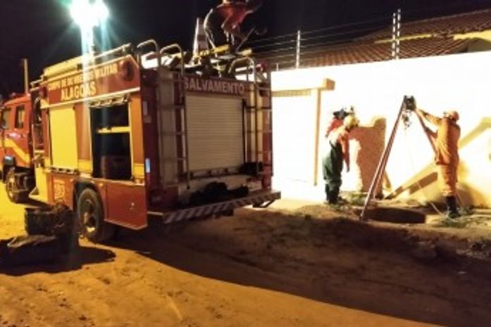 Cavalo cai em poço e é resgatado por Bombeiros em Arapiraca